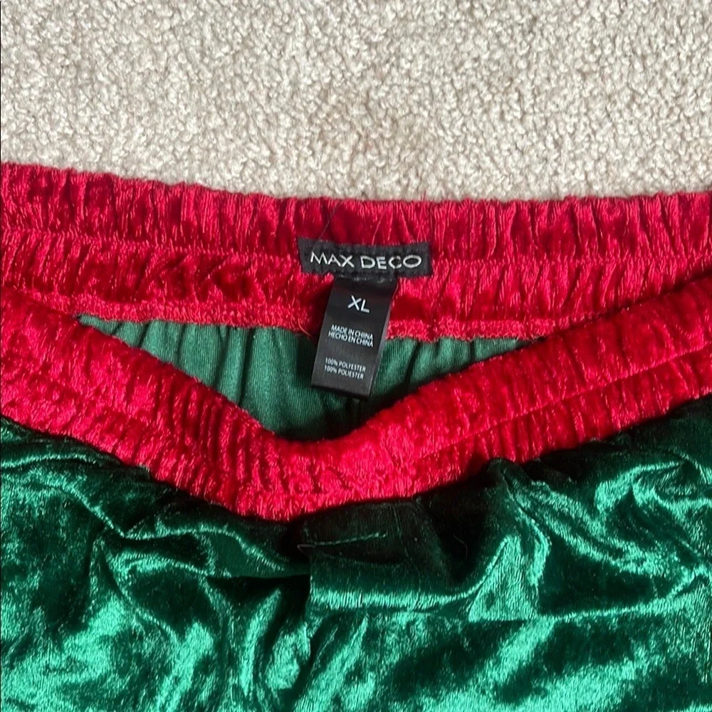 max deco charming green